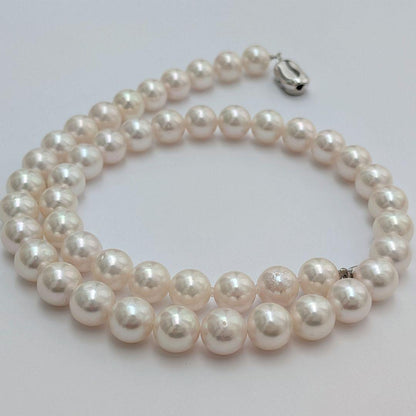 Akoya pearl necklace with 8.5-9mm round pearls and silver fittings, 43cm length