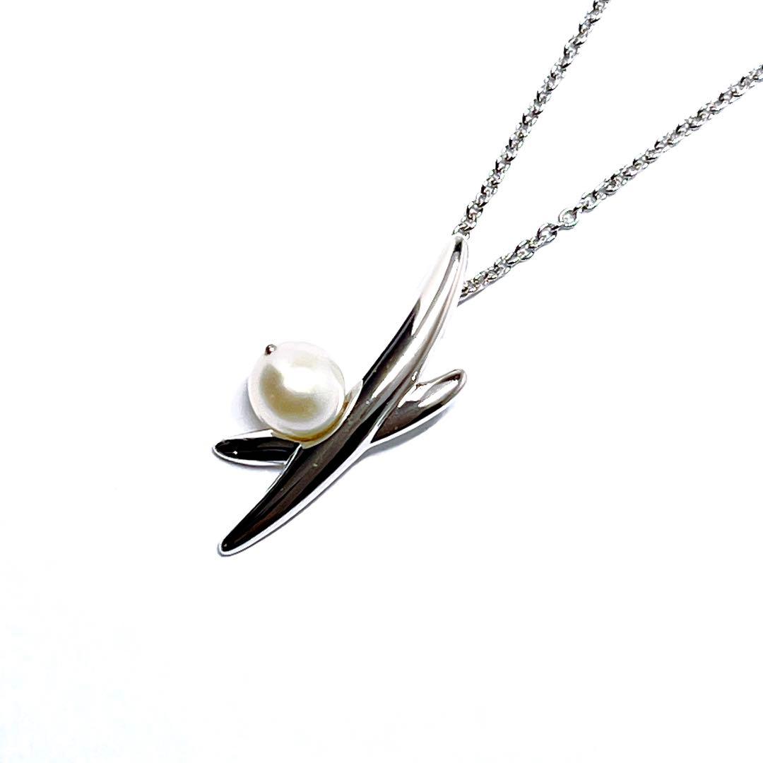 Tasaki pearl necklace with 5.6mm pearls on a 42cm silver chain weighing 3 grams
