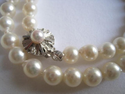 Akoya pearl necklace featuring 7.0 to 7.5mm pearls with silver fittings, 43cm length