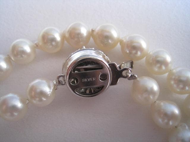 Akoya pearl necklace featuring 7.0 to 7.5mm pearls with silver fittings, 43cm length