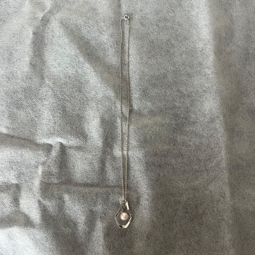 Mikimoto Akoya pearl necklace pendant with four pearls on a 40 cm silver chain, displayed on a white background