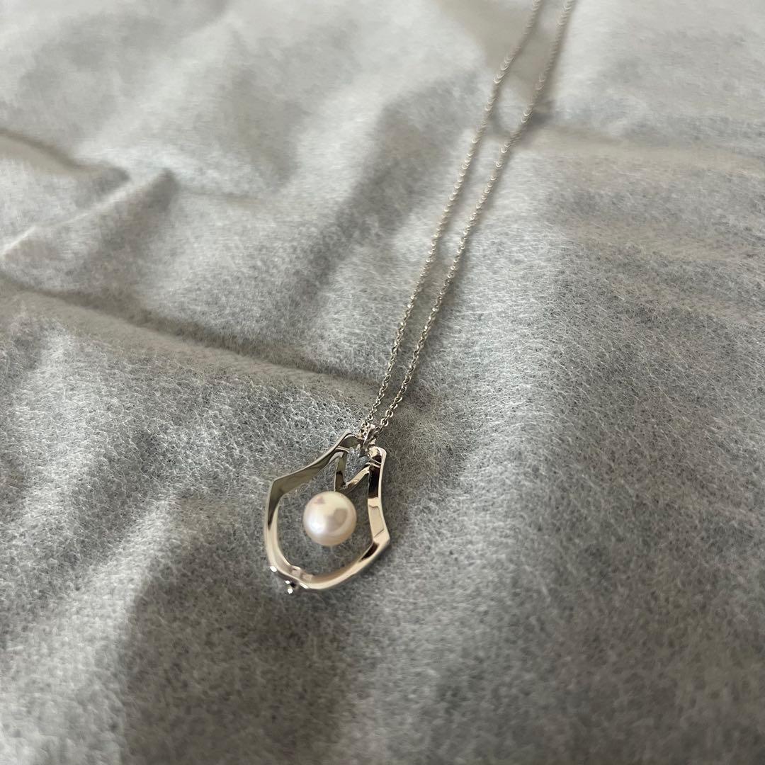 Mikimoto Akoya pearl necklace pendant with four pearls on a 40 cm silver chain, displayed on a white background