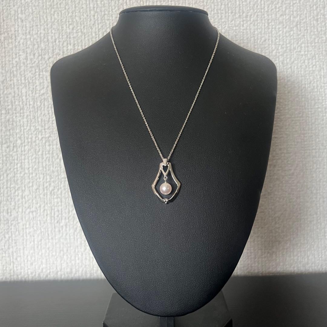 Mikimoto Akoya pearl necklace pendant with four pearls on a 40 cm silver chain, displayed on a white background