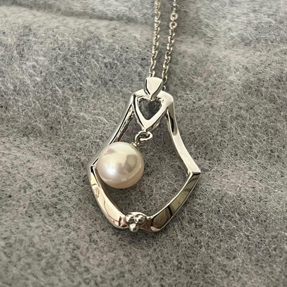 Mikimoto Akoya pearl necklace pendant with four pearls on a 40 cm silver chain, displayed on a white background