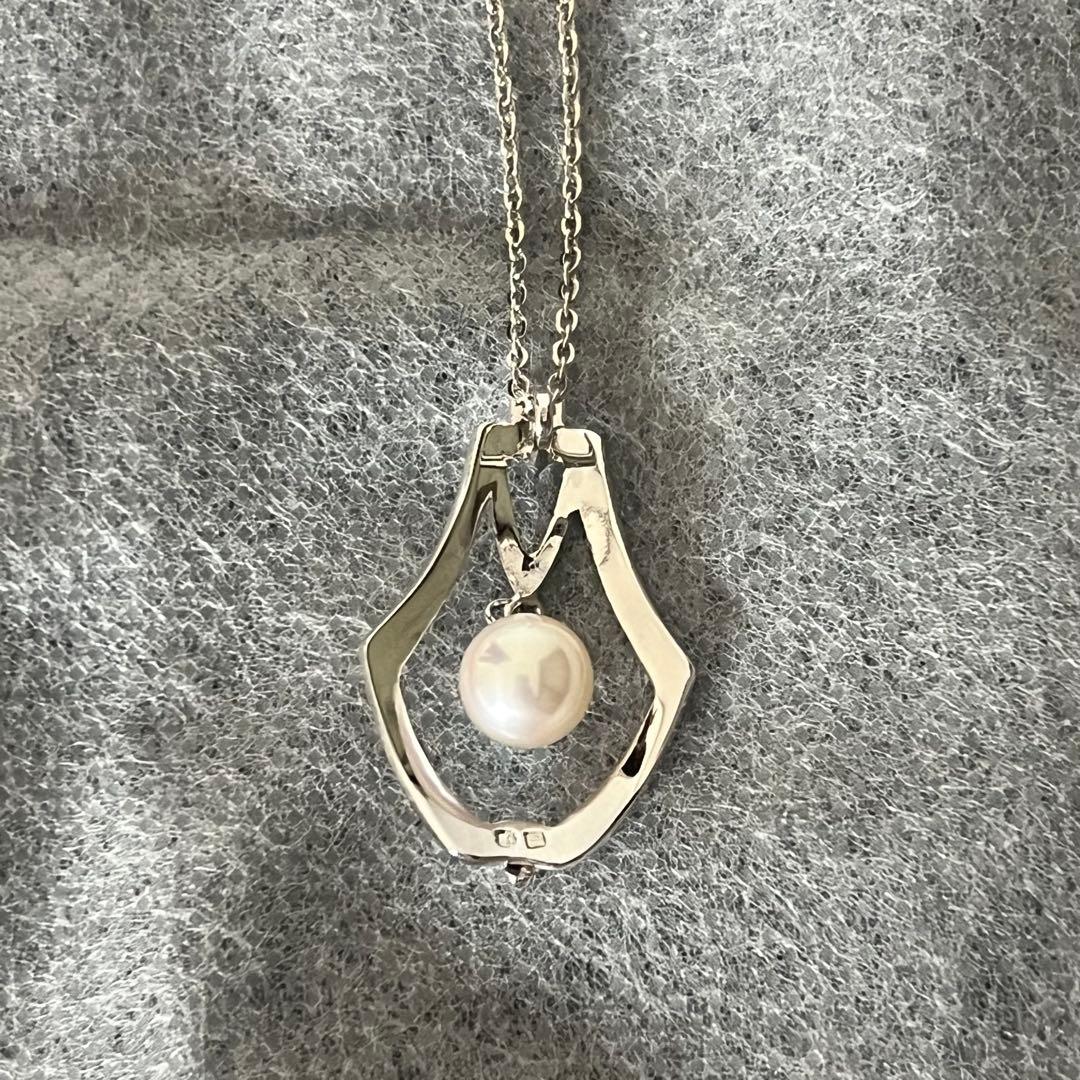 Mikimoto Akoya pearl necklace pendant with four pearls on a 40 cm silver chain, displayed on a white background