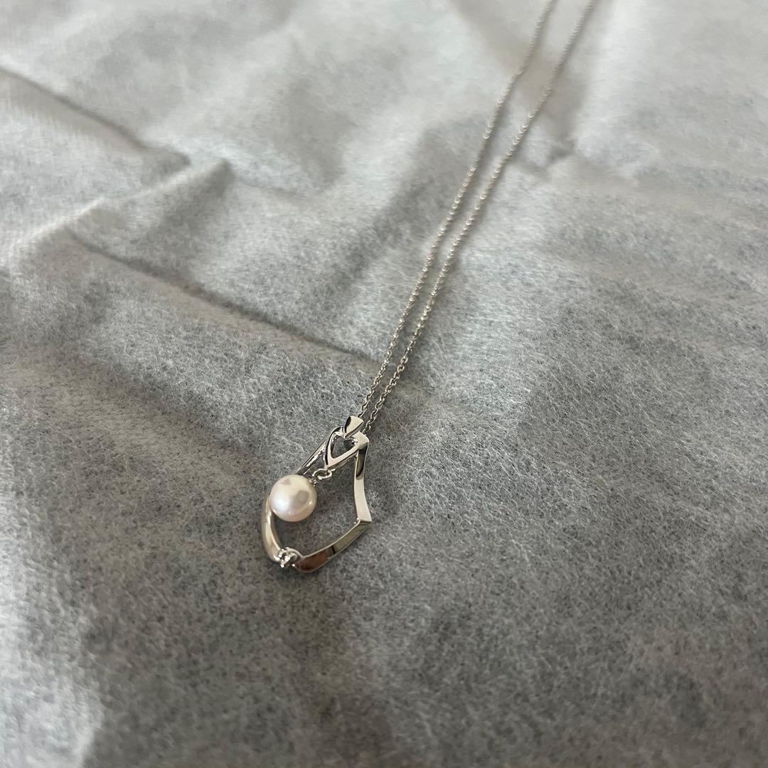 Mikimoto Akoya pearl necklace pendant with four pearls on a 40 cm silver chain, displayed on a white background
