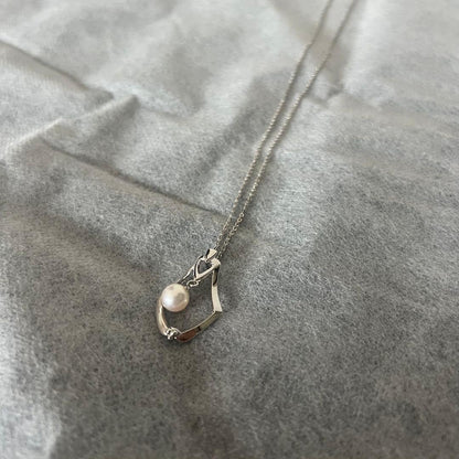 Mikimoto Akoya pearl necklace pendant with four pearls on a 40 cm silver chain, displayed on a white background
