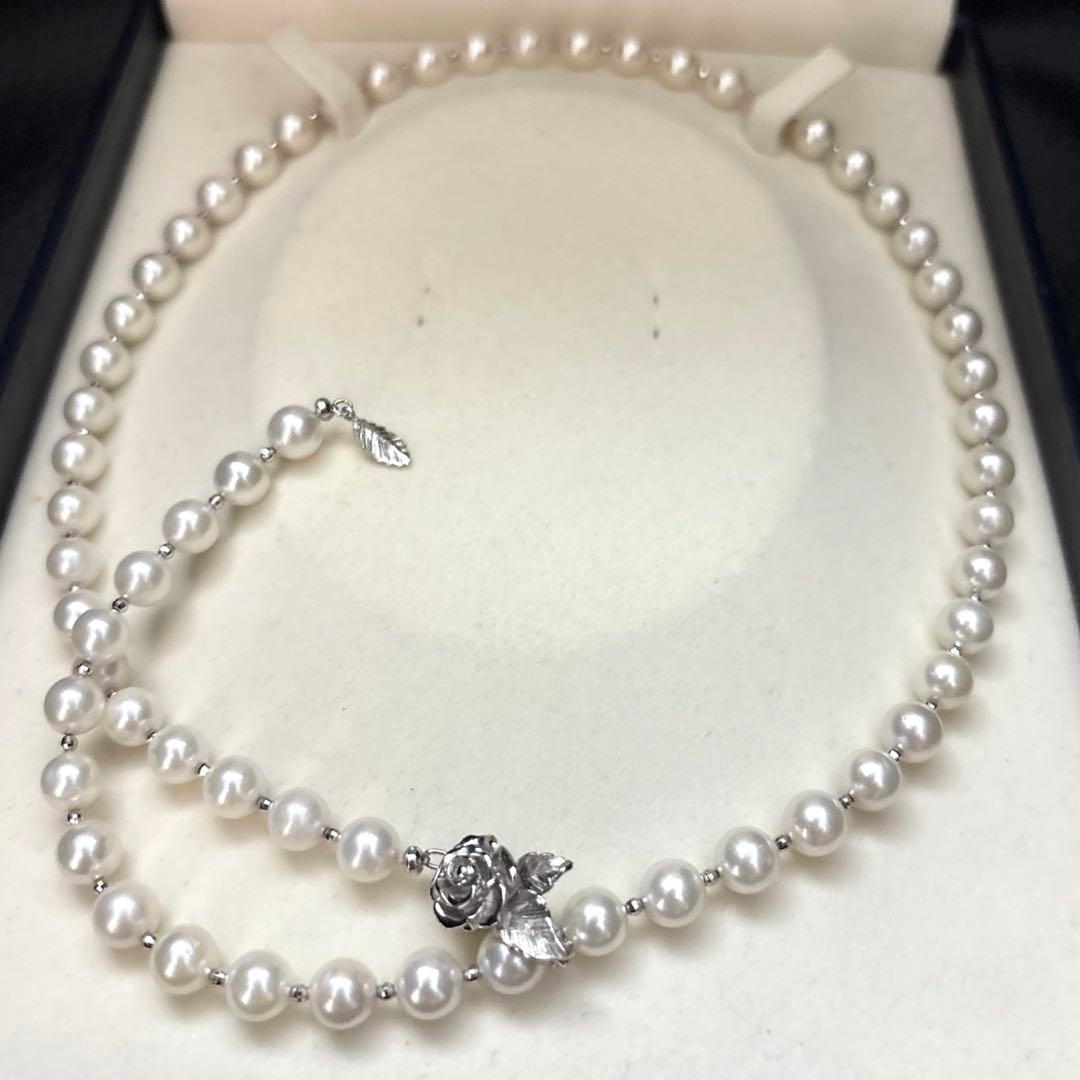 Akoya pearl necklace with white 7.5mm pearls and cliker closure on 57 cm chain