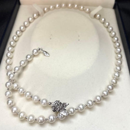 Akoya pearl necklace with white 7.5mm pearls and cliker closure on 57 cm chain