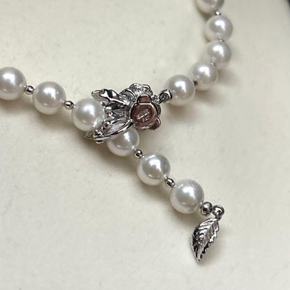 Akoya pearl necklace with white 7.5mm pearls and cliker closure on 57 cm chain