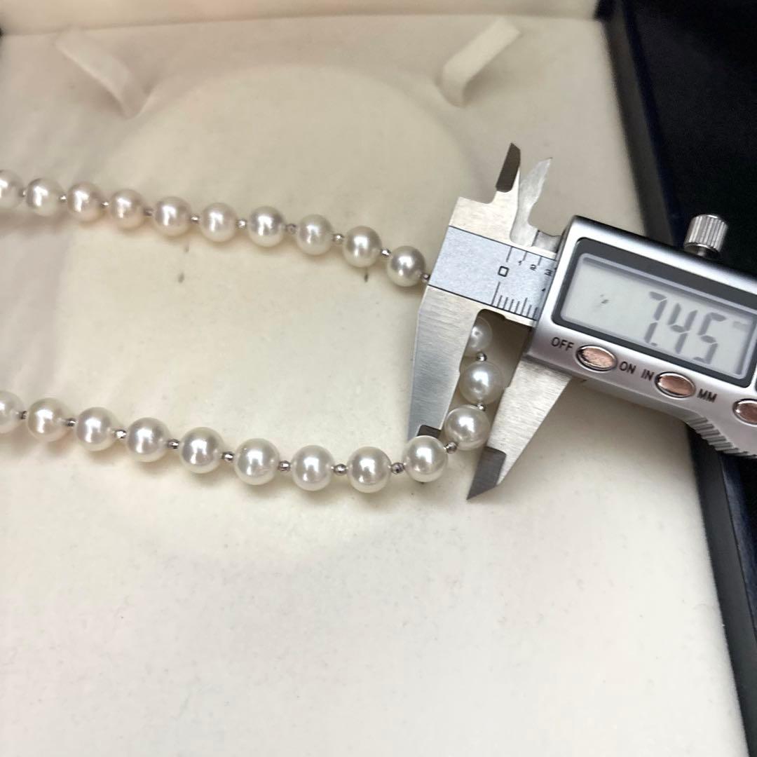 Akoya pearl necklace with white 7.5mm pearls and cliker closure on 57 cm chain