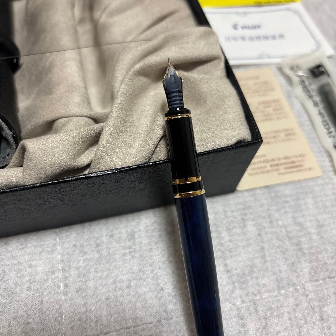 PILOT GRANCE Blue Marble fountain pen with 14K gold nib, no ink cartridge, shown from side view