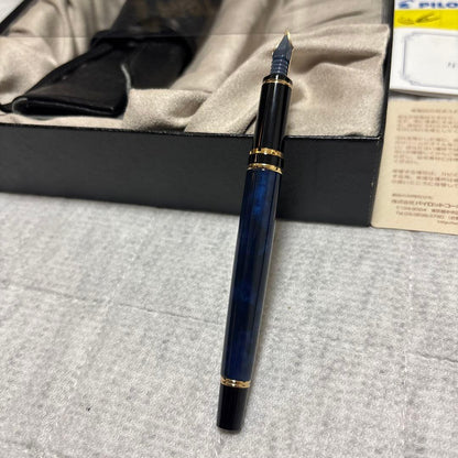 PILOT GRANCE Blue Marble fountain pen with 14K gold nib, no ink cartridge, shown from side view