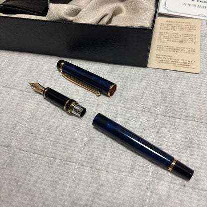 PILOT GRANCE Blue Marble fountain pen with 14K gold nib, no ink cartridge, shown from side view