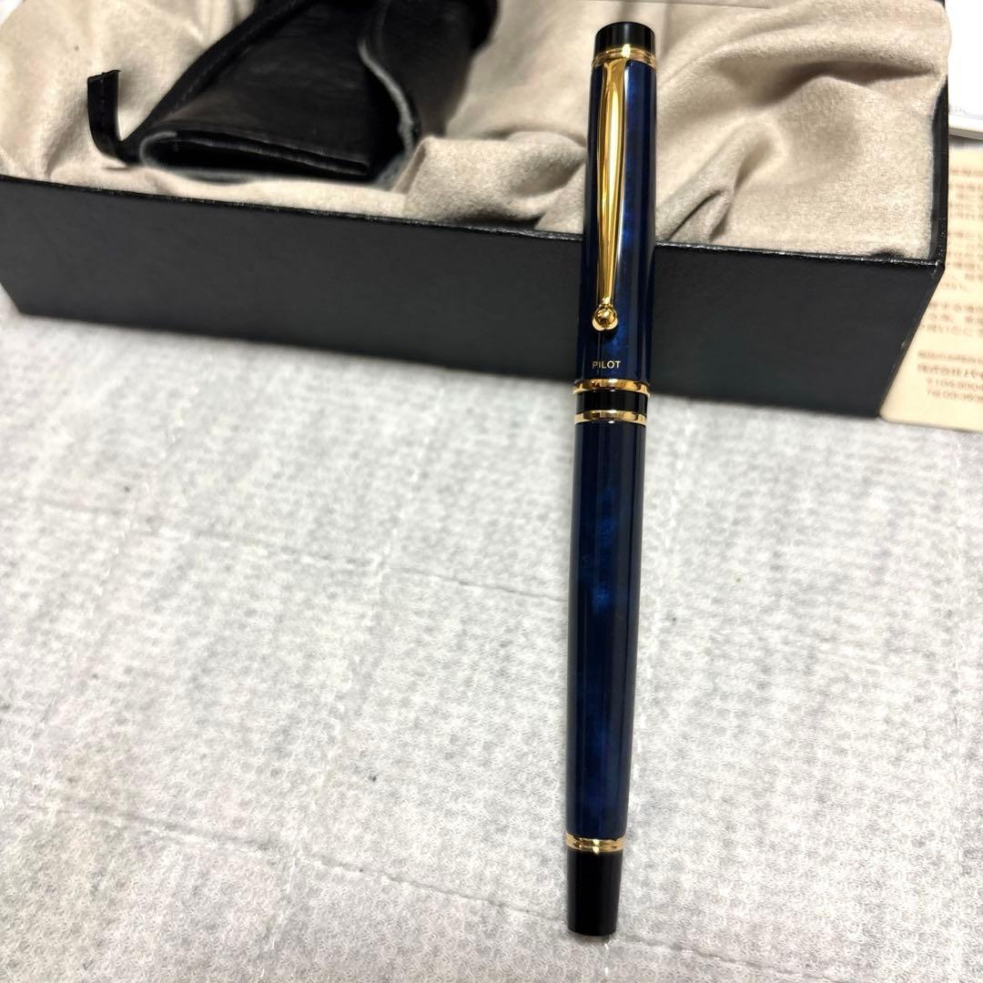 PILOT GRANCE Blue Marble fountain pen with 14K gold nib, no ink cartridge, shown from side view