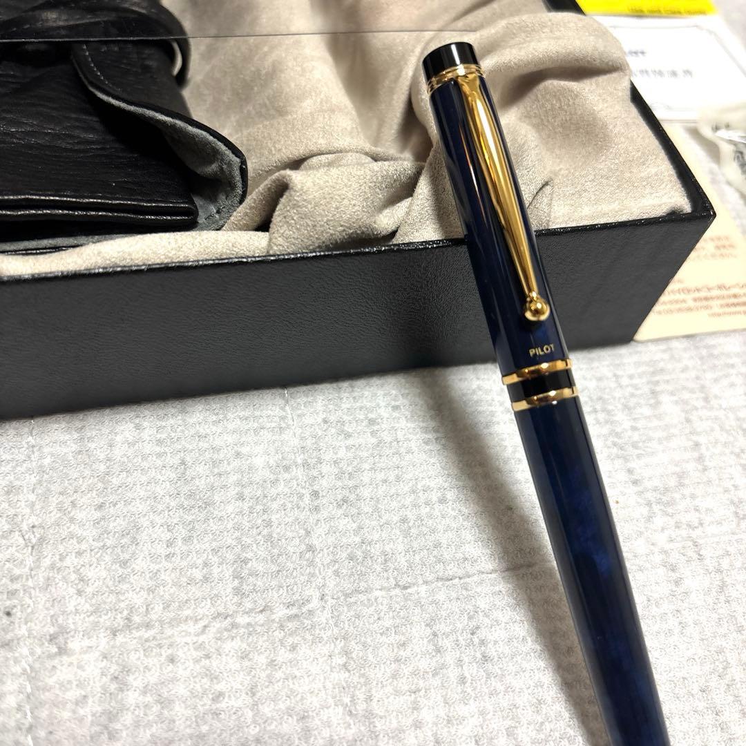 PILOT GRANCE Blue Marble fountain pen with 14K gold nib, no ink cartridge, shown from side view