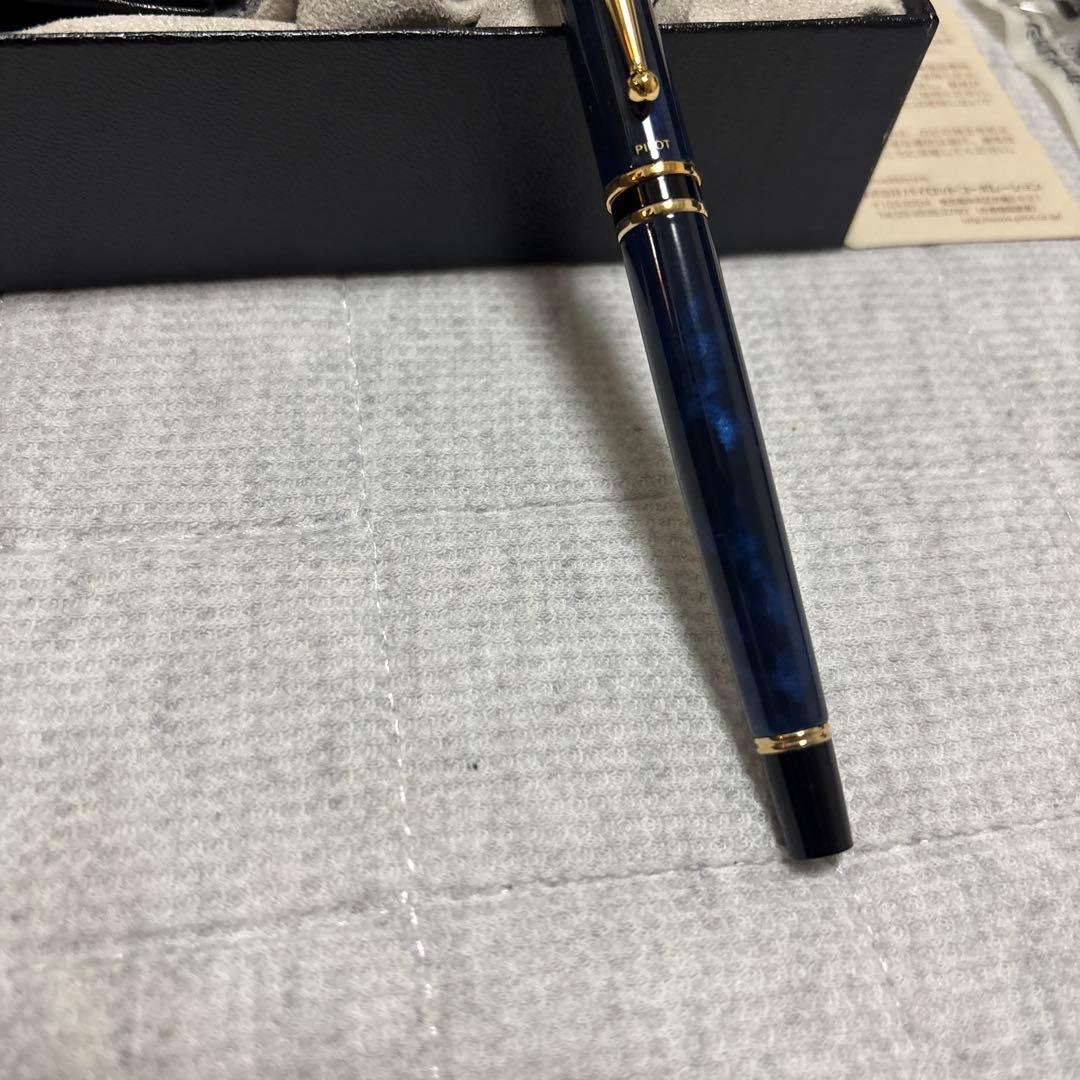 PILOT GRANCE Blue Marble fountain pen with 14K gold nib, no ink cartridge, shown from side view