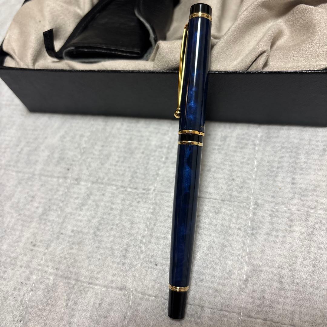 PILOT GRANCE Blue Marble fountain pen with 14K gold nib, no ink cartridge, shown from side view