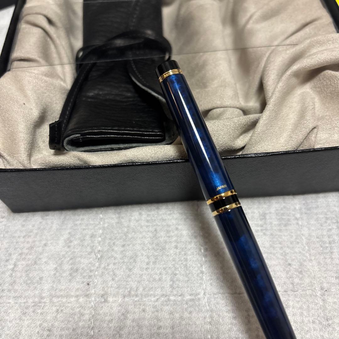 PILOT GRANCE Blue Marble fountain pen with 14K gold nib, no ink cartridge, shown from side view