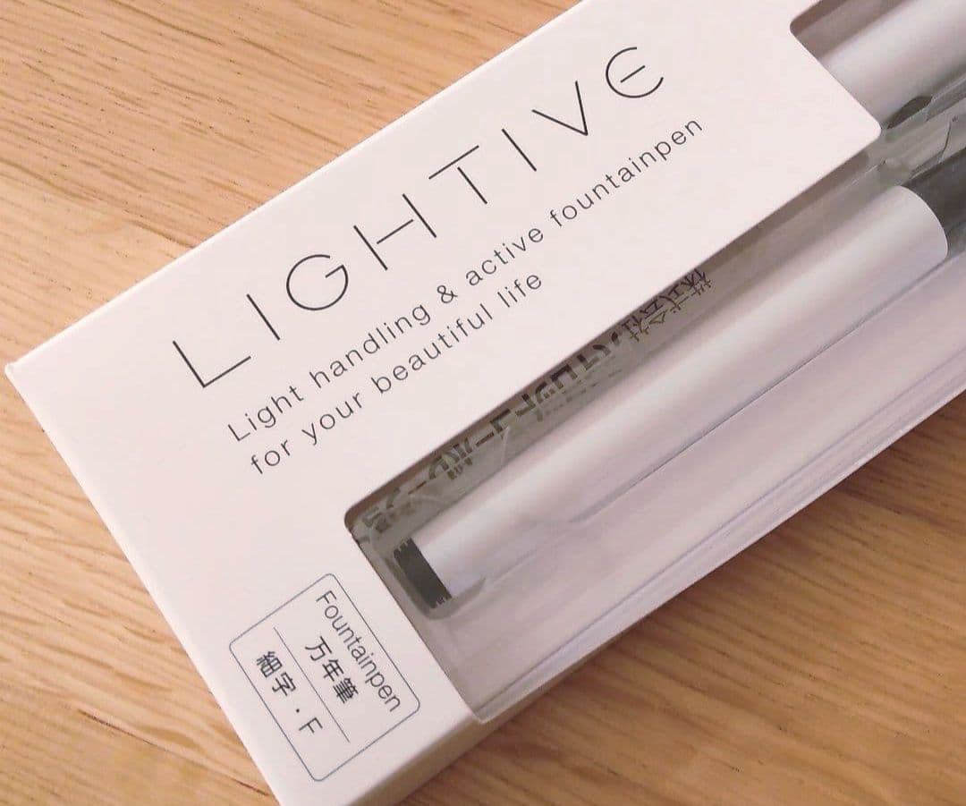 Pilot Livrite fountain pen with fine tip and white barrel shown on a white background