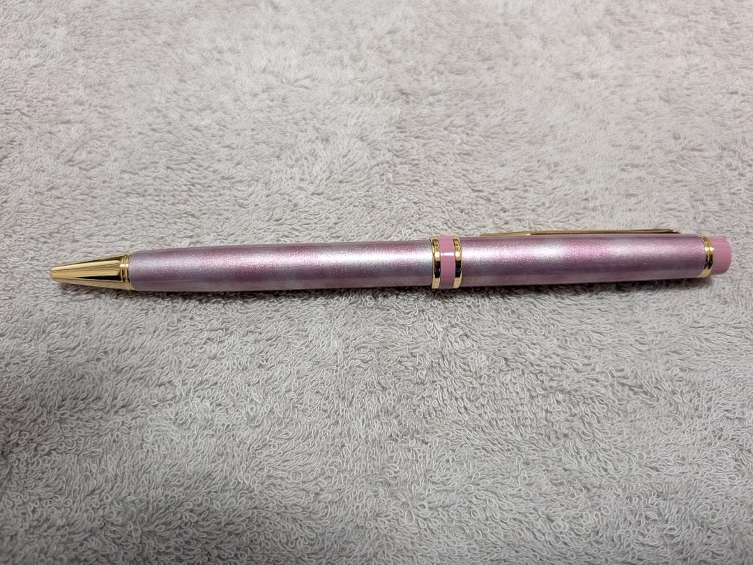 Pilot Grand Se Marble Pink ballpoint pen with gold accents and dedicated case on white background