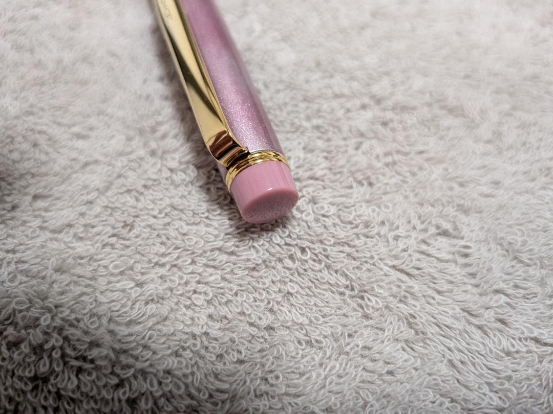 Pilot Grand Se Marble Pink ballpoint pen with gold accents and dedicated case on white background