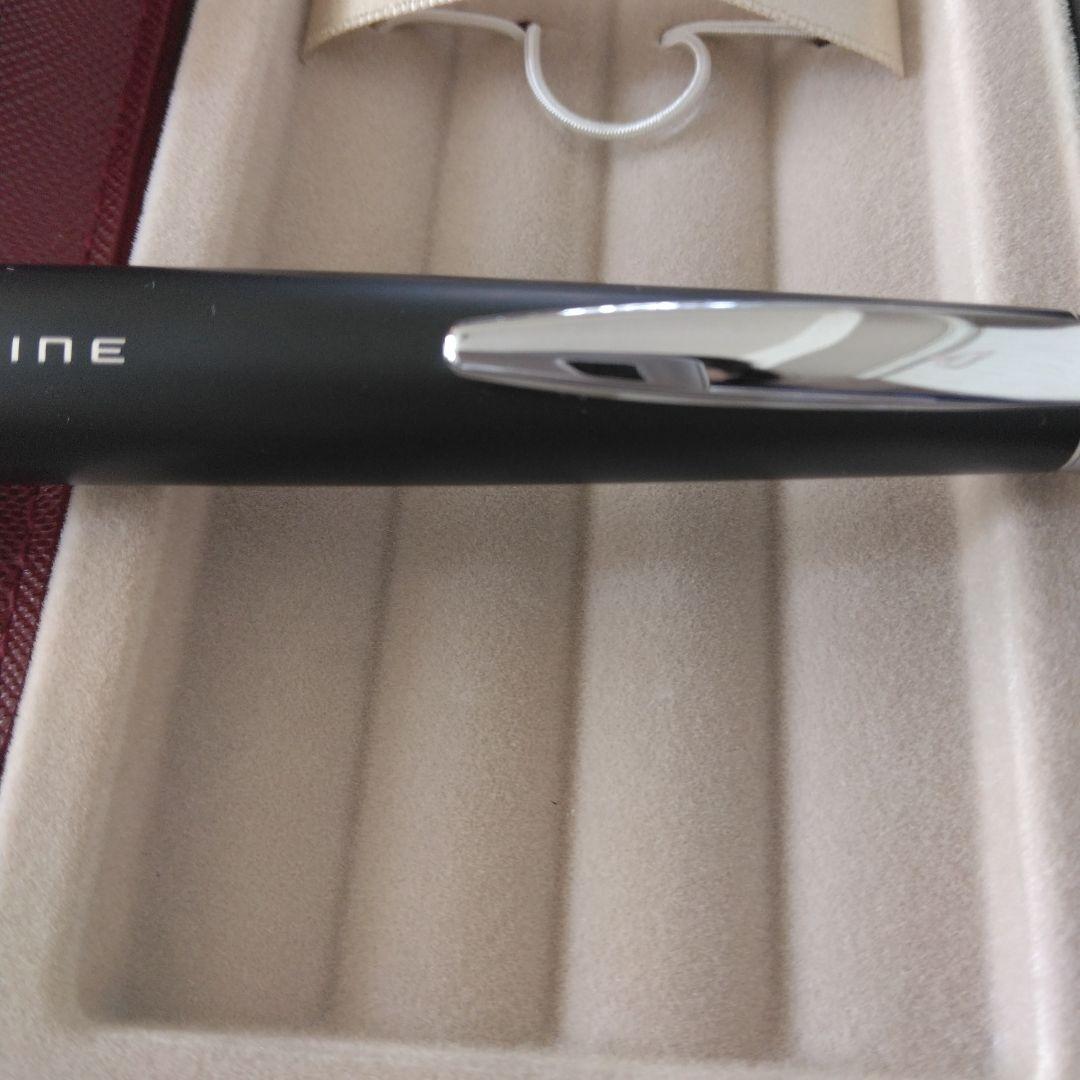 PILOT TIMELINE ballpoint pen in matte black with dedicated case displayed