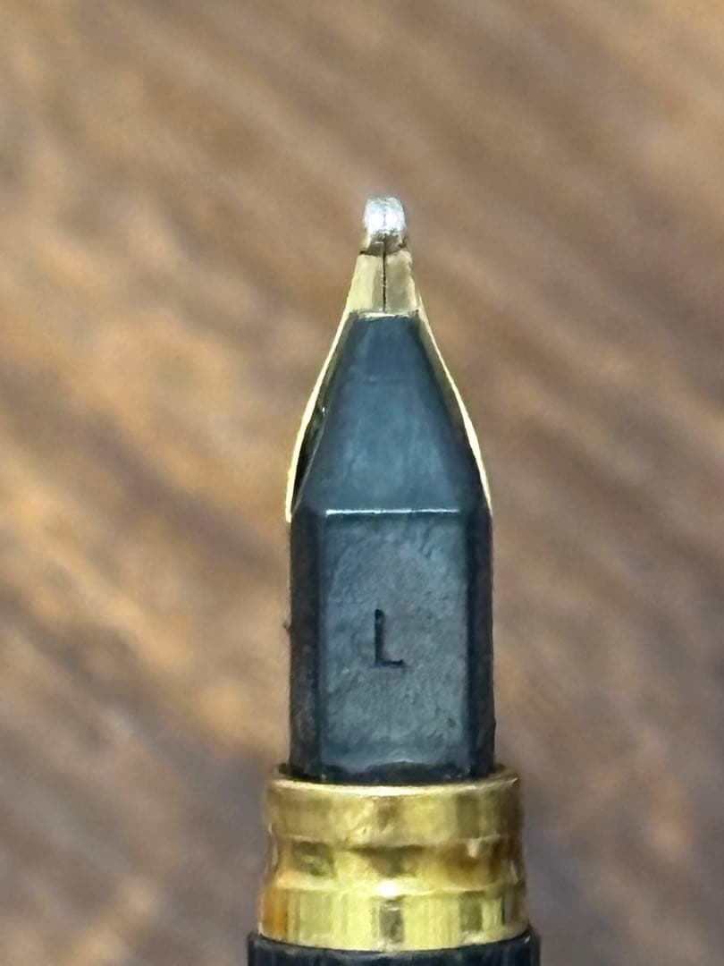 Vintage Waterman Executive fountain pen with 18K gold broad nib from the 1980s, black body and cartridge converter filling system