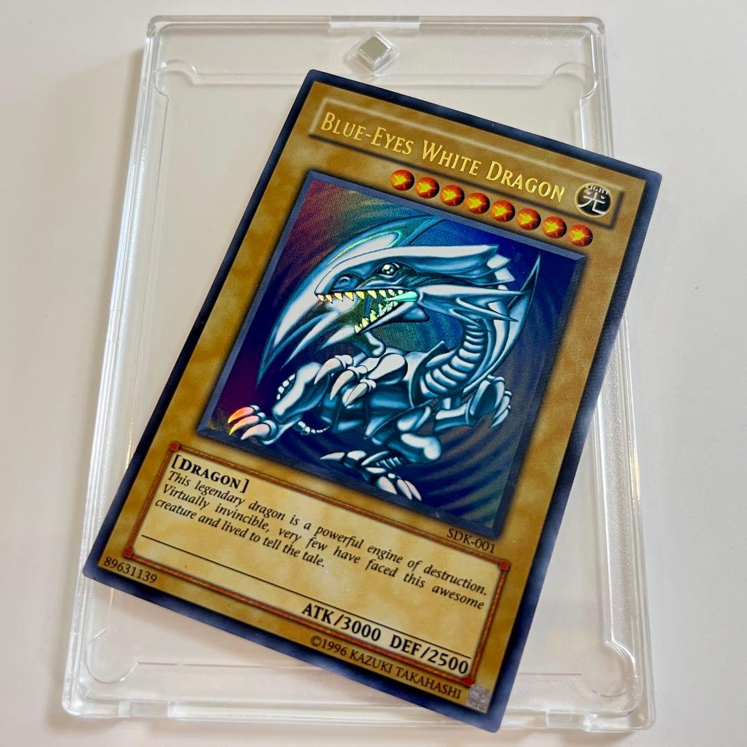 Blue-Eyes White Dragon SDK-001 Asia Edition Initial Artwork Ultra Rare Trading Card in very good condition