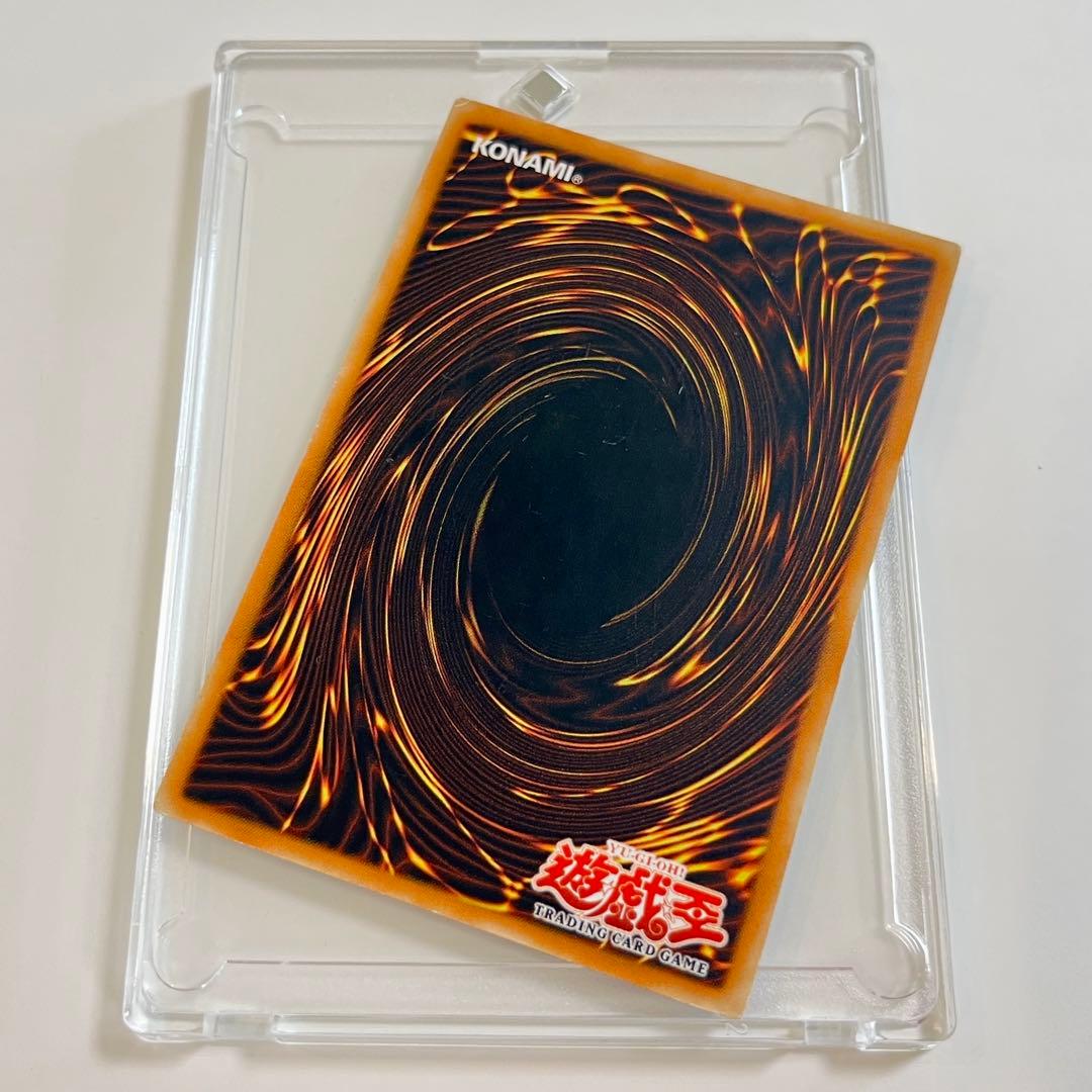 Blue-Eyes White Dragon SDK-001 Asia Edition Initial Artwork Ultra Rare Trading Card in very good condition