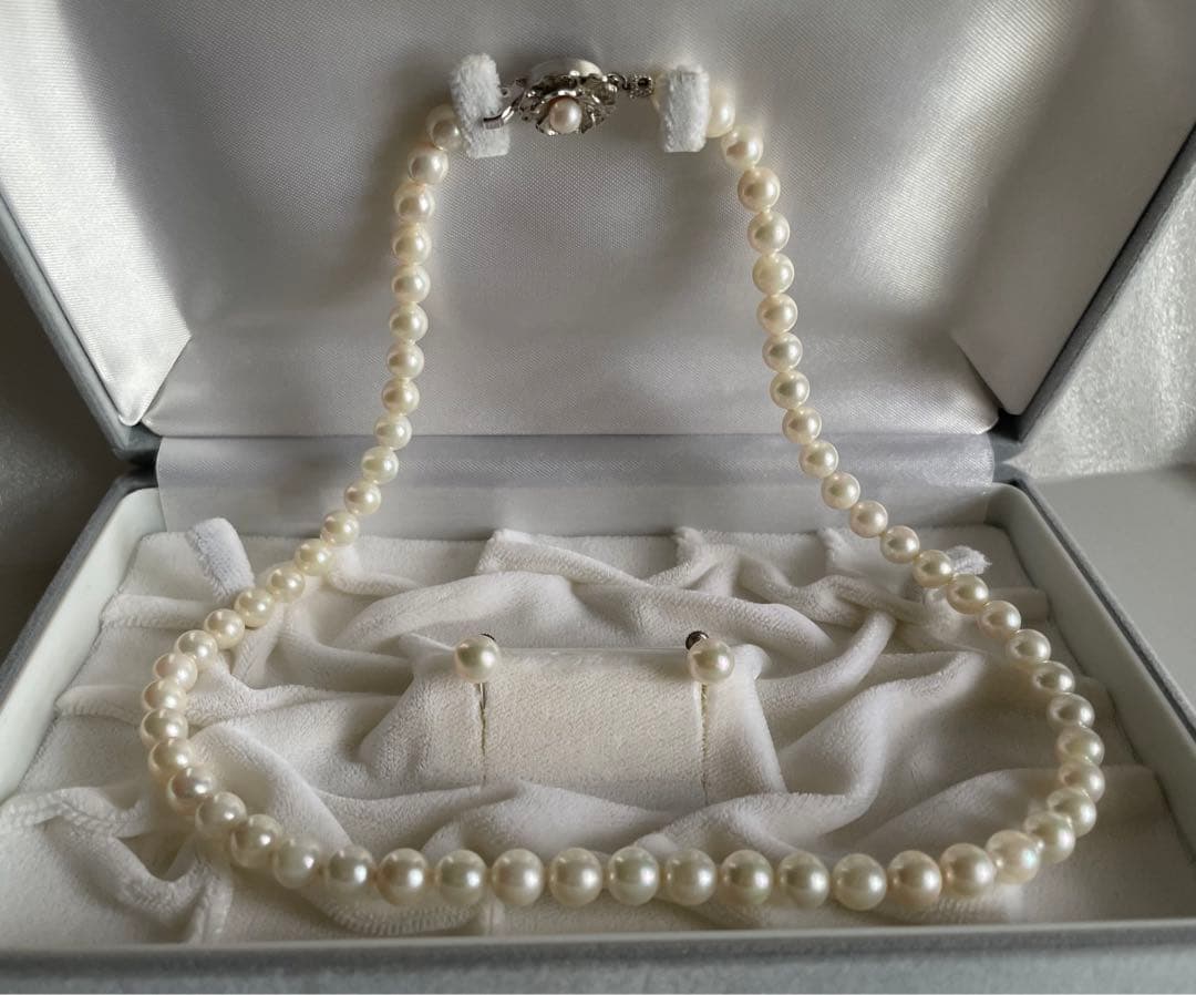 Akoya pearl necklace with 6.5-7mm pearls and matching 7mm pearl earrings set in K14 white gold