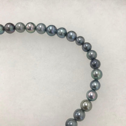 Akoya pearl necklace with gradient pearls and matching earrings featuring silver925 clasp and silicone cushion