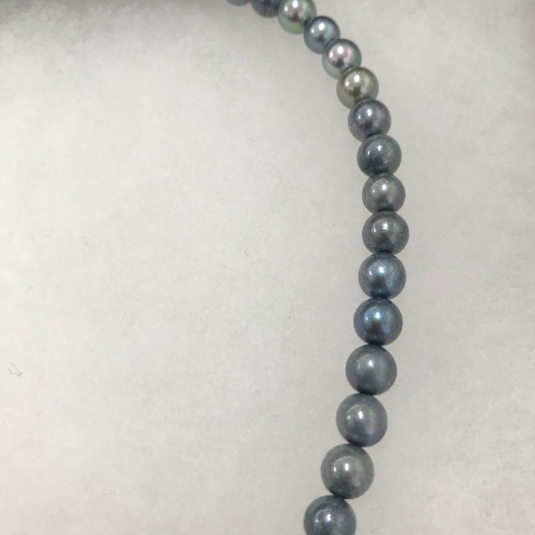 Akoya pearl necklace with gradient pearls and matching earrings featuring silver925 clasp and silicone cushion