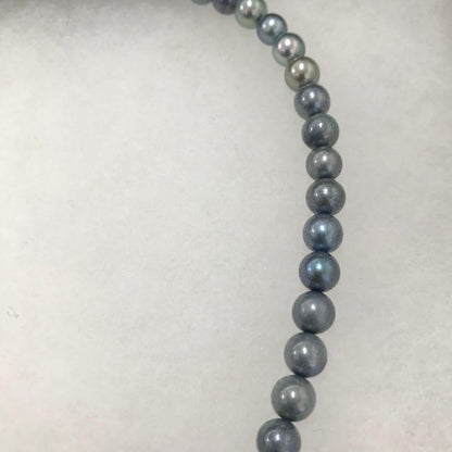 Akoya pearl necklace with gradient pearls and matching earrings featuring silver925 clasp and silicone cushion