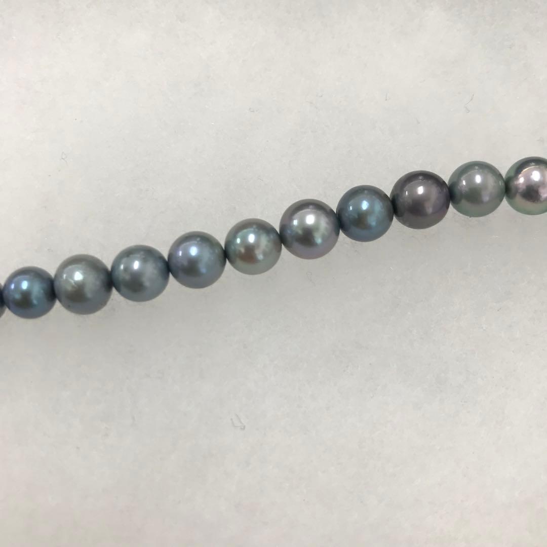 Akoya pearl necklace with gradient pearls and matching earrings featuring silver925 clasp and silicone cushion
