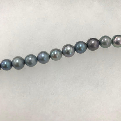 Akoya pearl necklace with gradient pearls and matching earrings featuring silver925 clasp and silicone cushion