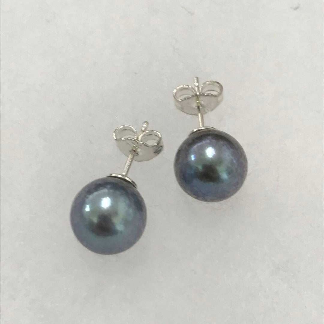 Akoya pearl necklace with gradient pearls and matching earrings featuring silver925 clasp and silicone cushion