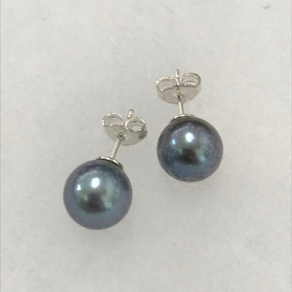 Akoya pearl necklace with gradient pearls and matching earrings featuring silver925 clasp and silicone cushion