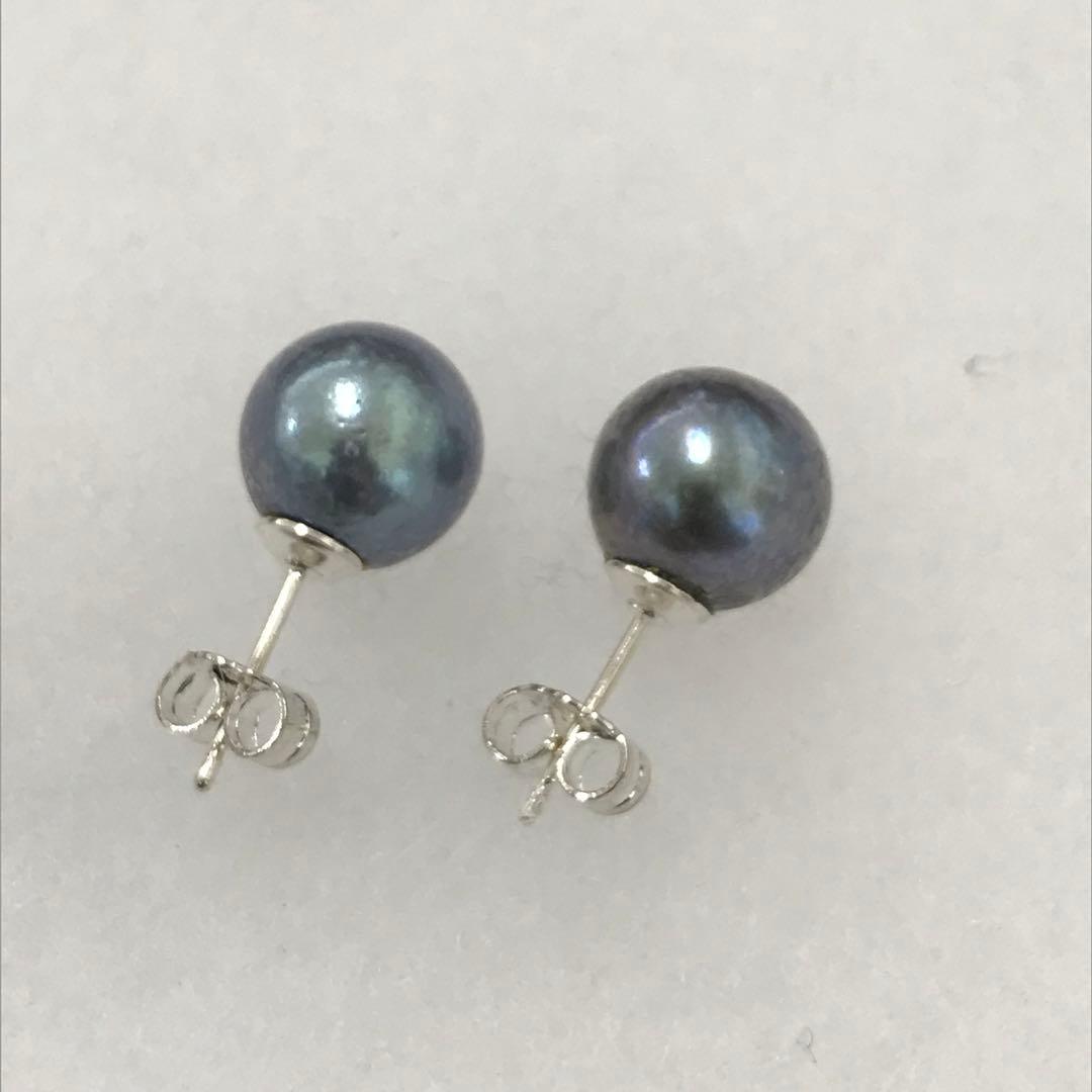 Akoya pearl necklace with gradient pearls and matching earrings featuring silver925 clasp and silicone cushion