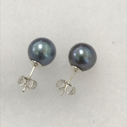 Akoya pearl necklace with gradient pearls and matching earrings featuring silver925 clasp and silicone cushion