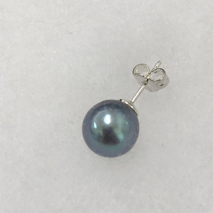 Akoya pearl necklace with gradient pearls and matching earrings featuring silver925 clasp and silicone cushion