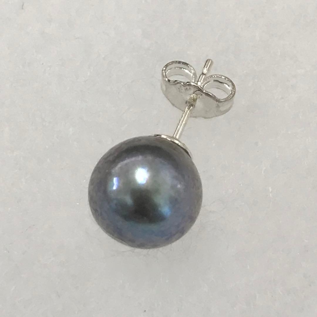 Akoya pearl necklace with gradient pearls and matching earrings featuring silver925 clasp and silicone cushion