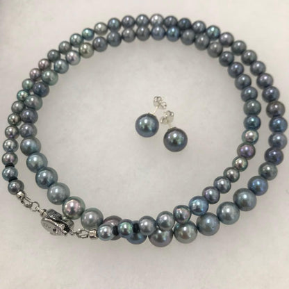 Akoya pearl necklace with gradient pearls and matching earrings featuring silver925 clasp and silicone cushion