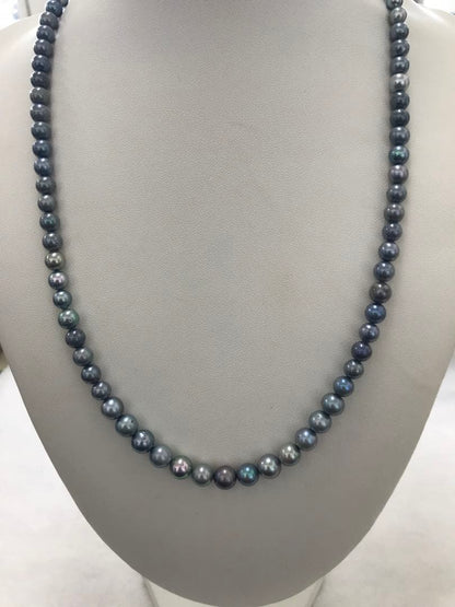 Akoya pearl necklace with gradient pearls and matching earrings featuring silver925 clasp and silicone cushion