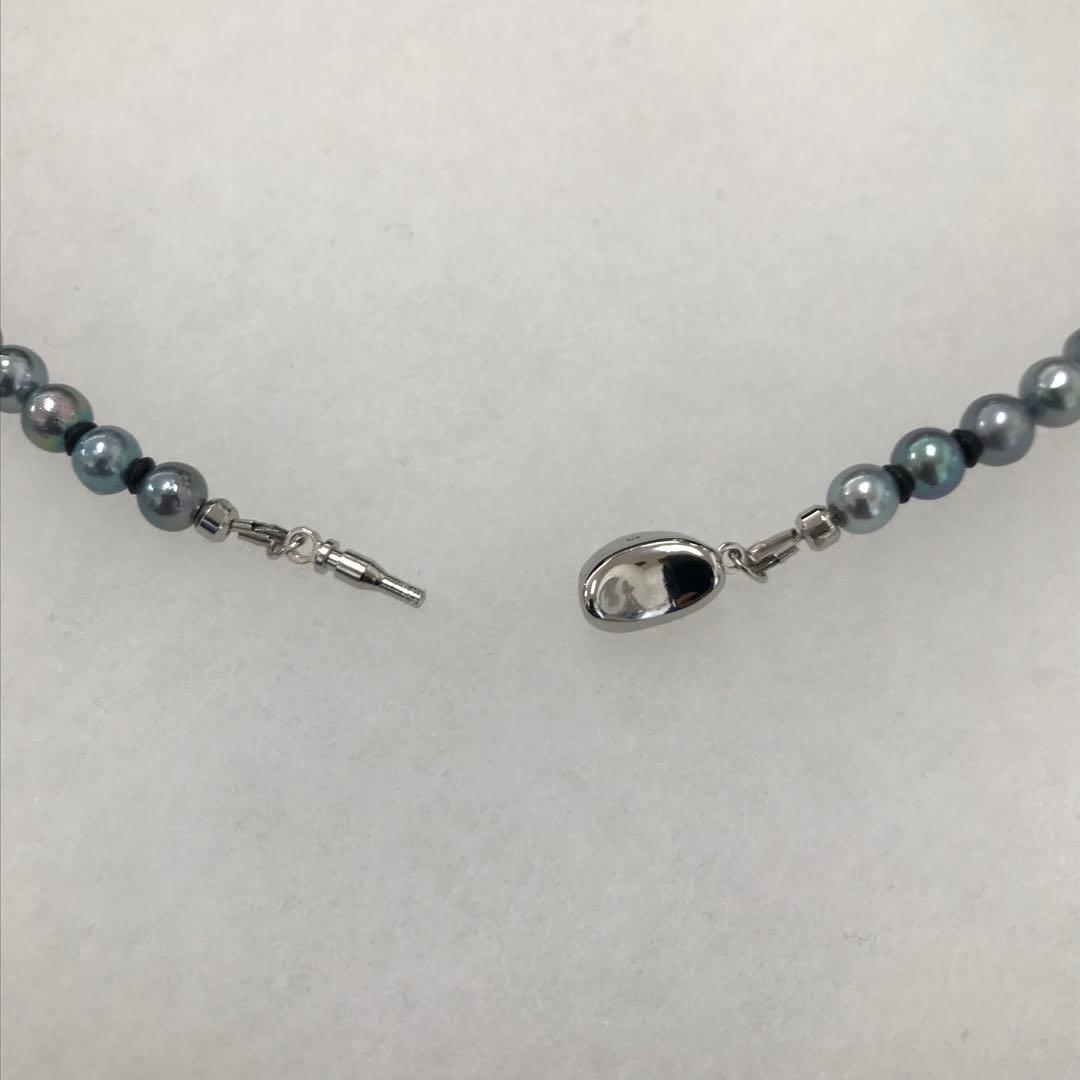 Akoya pearl necklace with gradient pearls and matching earrings featuring silver925 clasp and silicone cushion