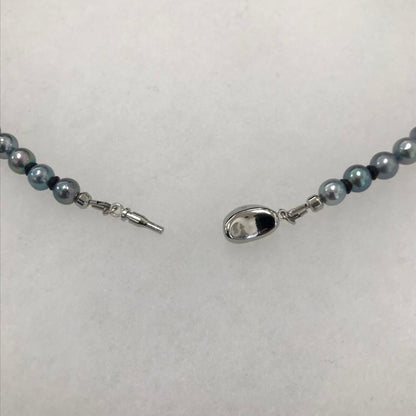 Akoya pearl necklace with gradient pearls and matching earrings featuring silver925 clasp and silicone cushion