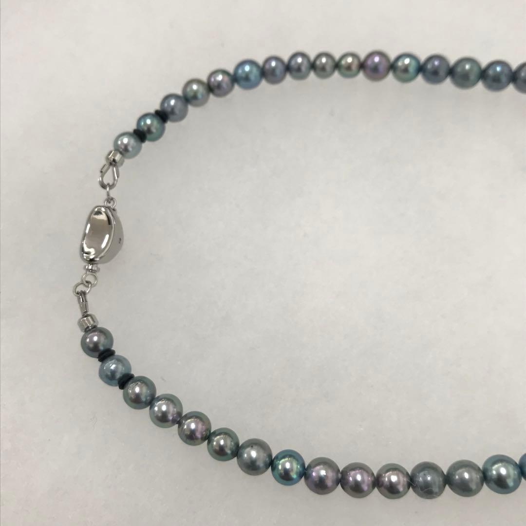 Akoya pearl necklace with gradient pearls and matching earrings featuring silver925 clasp and silicone cushion