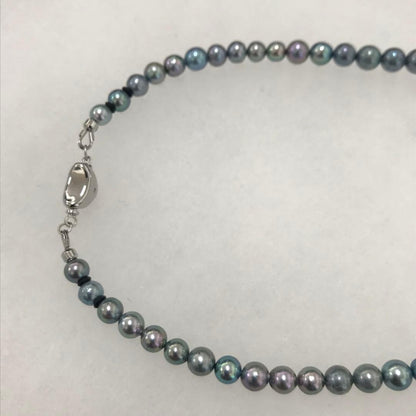 Akoya pearl necklace with gradient pearls and matching earrings featuring silver925 clasp and silicone cushion