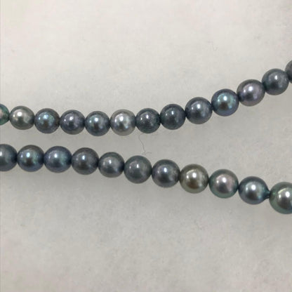 Akoya pearl necklace with gradient pearls and matching earrings featuring silver925 clasp and silicone cushion