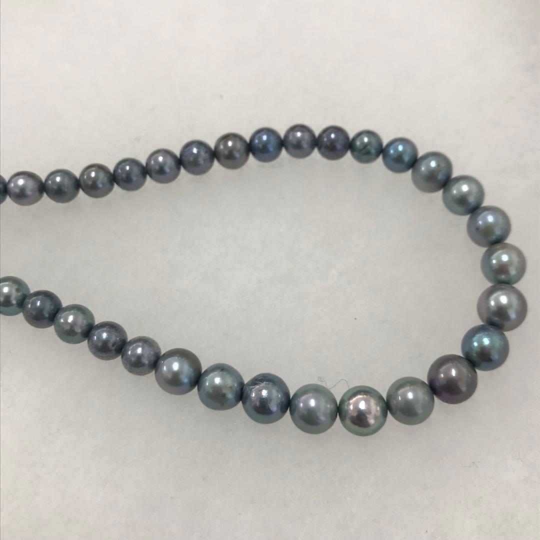 Akoya pearl necklace with gradient pearls and matching earrings featuring silver925 clasp and silicone cushion